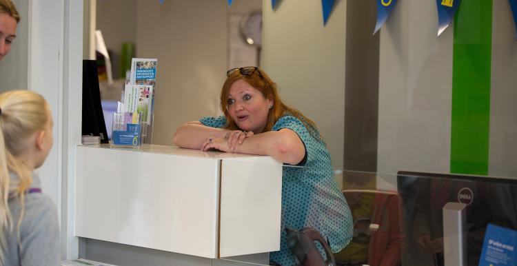 receptionist leaning on the desk