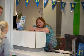 receptionist leaning on the desk